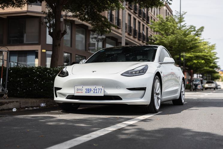El entrenador de los 49ers de San Francisco revela detalles sobre su accidente con un Tesla en Autopilot