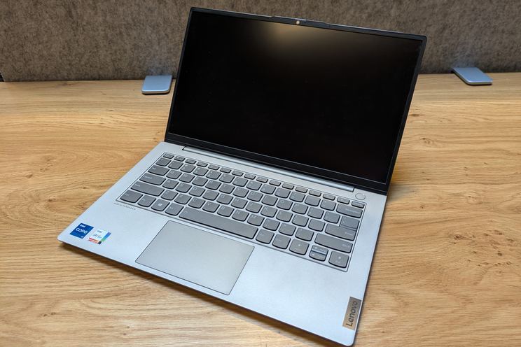 Dell 14S compite con el MacBook Neo en el segmento estudiantil
